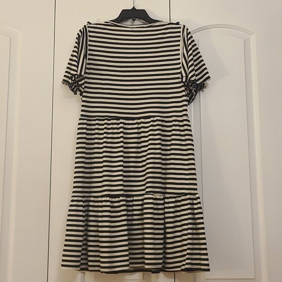 Suzanne Betro Tiered Knit, Flutter Sleeve Black & Cream Stripe Dress Size XL - Picture 2 of 5